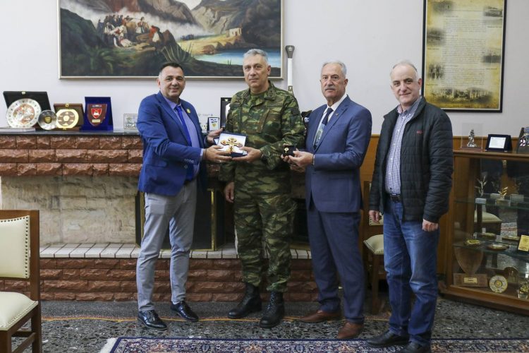Εθιμοτυπική Επίσκεψη του Σωματείου Ιεροψαλτών Τρικάλων στον Διοικητη της ΣΜΥ