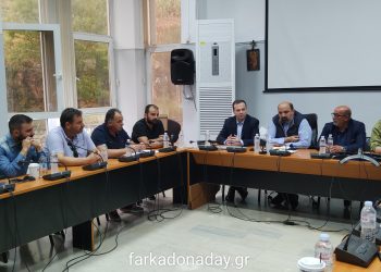 Ο Τριαντόπουλος σταματά τη live μετάδοση της ομιλίας του στο Δημαρχείο Φαρκαδόνας 