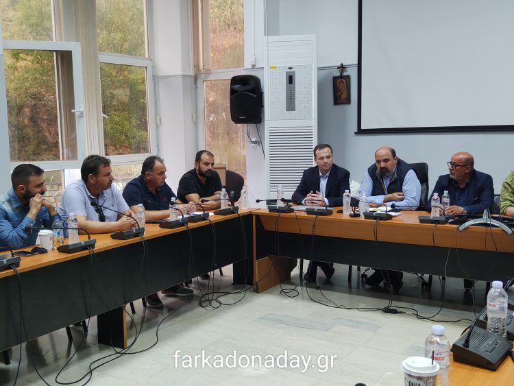 Ο Τριαντόπουλος σταματά τη live μετάδοση της ομιλίας του στο Δημαρχείο Φαρκαδόνας 