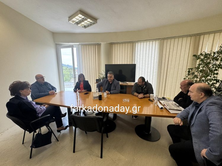 Η Υφυπουργός Κοινωνικής Συνοχής και Οικογένειας στο Δημαρχείο Φαρκαδόνας
