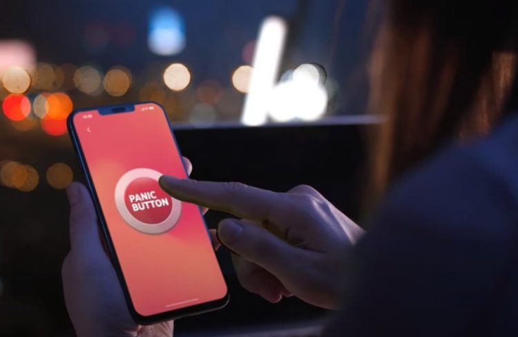 Το «Panic Button» επεκτείνεται σε ολόκληρη τη χώρα: Χορηγείται πλέον σε κάθε ενήλικο θύμα ενδοοικογενειακής βίας