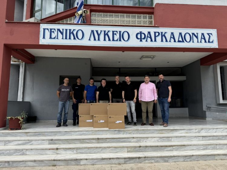 Δωρεά υπολογιστών στο Γυμνάσιο Φαρκαδόνας από την Ένωση Αστυνομικών Υπαλλήλων Τρικάλων