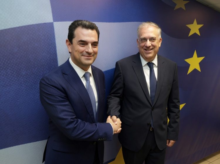Πραγματοποιήθηκε η τελετή παράδοσης – παραλαβής στο Υπουργείο Ανάπτυξης από τον Σκρέκα στον Θεοδωρικάκο