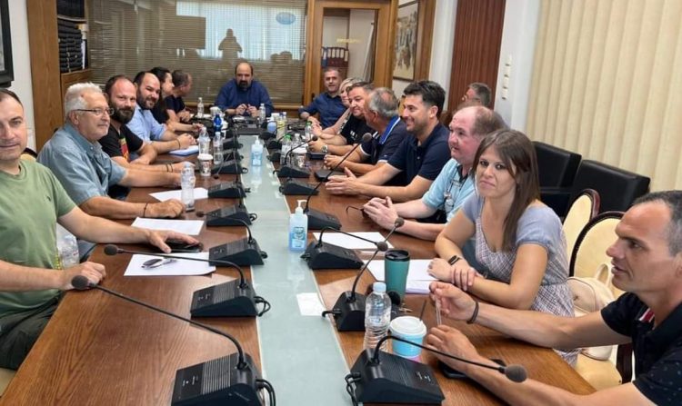 Συνάντηση Τριαντόπουλου με Κίνηση Ανασυγκρότησης Φαρκαδόνας ύστερα από το κλείσιμο της εθνικής οδού
