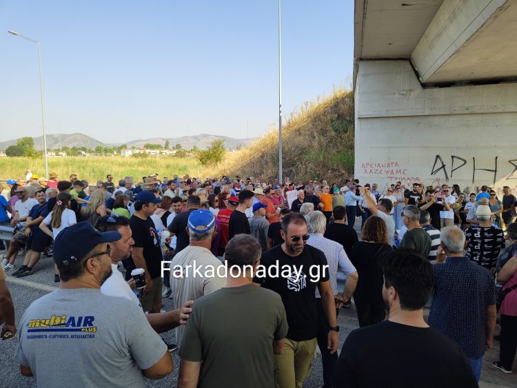 Έκλεισαν την εθνική οδό Λάρισας – Τρικάλων οι πλημμυροπαθείς του Δήμου Φαρκαδόνας 