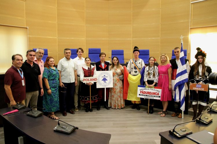 Στην Περιφέρεια Θεσσαλίας μέλη των χορευτικών συγκροτημάτων που συμμετέχουν  στο  7ο Διεθνές  Φεστιβάλ  Παράδοσης & Λαογραφίας «Κοιλάδα των Τεμπών»