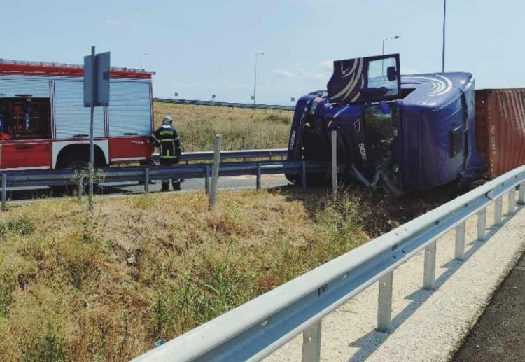 Νταλίκα εξετράπη της πορείας της και ντελαπάρισε στο ύψος του Μεγαλοχωρίου