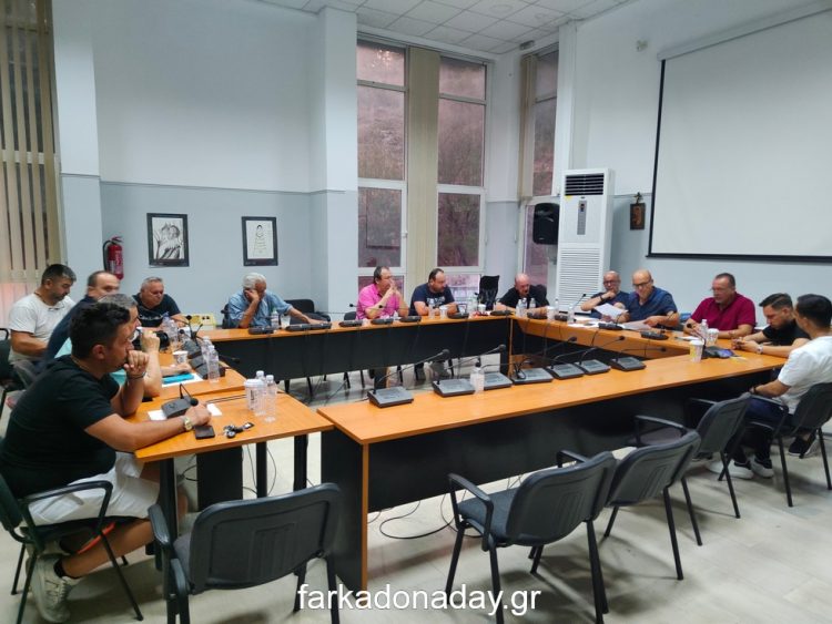 Εφτά οι απόντες της χθεσινής συνεδρίασης του Δημοτικού Συμβουλίου Φαρκαδόνας