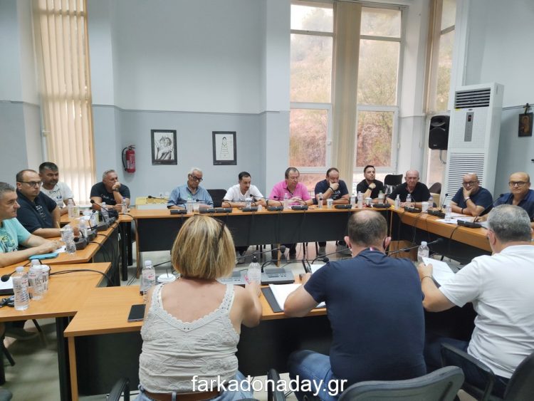 Εφτά οι απόντες της χθεσινής συνεδρίασης του Δημοτικού Συμβουλίου Φαρκαδόνας