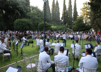 Χρ. Σταμόπουλος: Φαρκαδόνιοι… πλημμυροπαθείς βολτάρουν στους Κήπους του Προεδρικού Μεγάρου!!