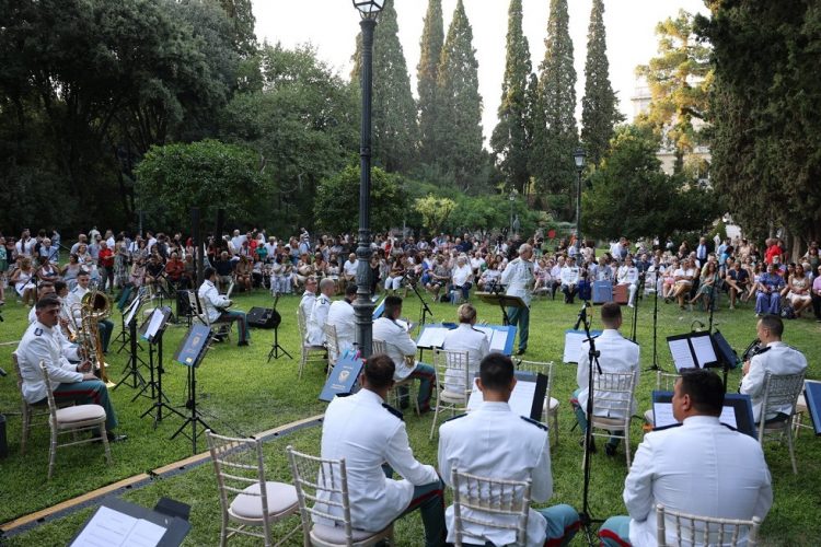 Χρ. Σταμόπουλος: Φαρκαδόνιοι… πλημμυροπαθείς βολτάρουν στους Κήπους του Προεδρικού Μεγάρου!!