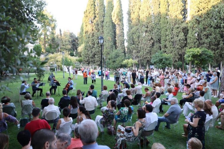 Η Σακελλαροπούλου προσκάλεσε μέλη της Κίνησης Ανασυγκρότησης Δήμου Φαρκαδόνας στο Προεδρικό Μέγαρο