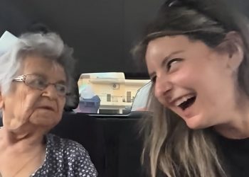 Άπαικτη η Λαρισαία γιαγιά Θάλεια: Viral για ακόμη μια φορά όταν η εγγονή της τη ρωτάει για… γκομεν@κι – «Άμα σι κόψου καμία μι του μπαστούν, θα δεις» (βίντεο)