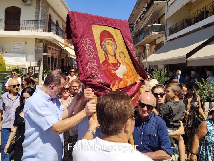 Με ευλάβεια οι πιστοί μετέφεραν στις πλάτες τους την Εικόνα της Παναγίας από το Αχλαδοχώρι στην Οιχαλία