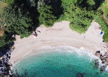 H παραλία της Θεσσαλίας που είναι καλυμμένη με λεπτό βότσαλο και παχιά σκιά