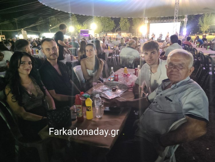 Ο πρόεδρος της καρδιάς μας διασκέδασε στο Παζαράκι της Φαρκαδόνας με τα εγγόνια του!!