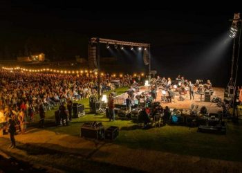 Ο Σταύρος Ξαρχάκος σε μια μοναδική συναυλία στην Λίμνη Πλαστήρα που ξεπέρνα τα όρια μιας συναυλίας
