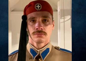 Συγκινητικές στιγμές με Εύζωνα: Έβαλε τα κλάματα στην τελευταία υπηρεσία του – «Μας έκανες τόσο υπερήφανους»