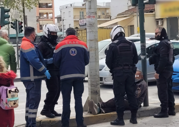 Απίθανο περιστατικό στη Λάρισα: Μεθυσμένος ξάπλωσε στην άσφαλτο και διέκοψε την κυκλοφορία – Τελικά τον μάζεψε το… ασθενοφόρο!