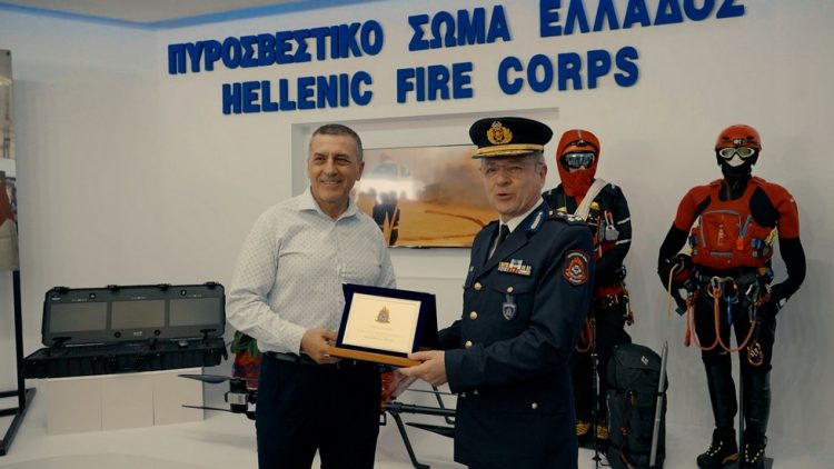 Το Πυροσβεστικό Σώμα τίμησε τον  Κουρέτα  για τη συνεισφορά του στην αντιπυρική περίοδο