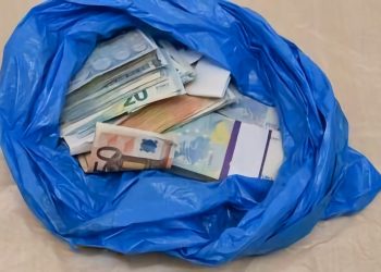 Λαρισαία πέταξε από το μπαλκόνι σακούλα με 25.000 ευρώ!