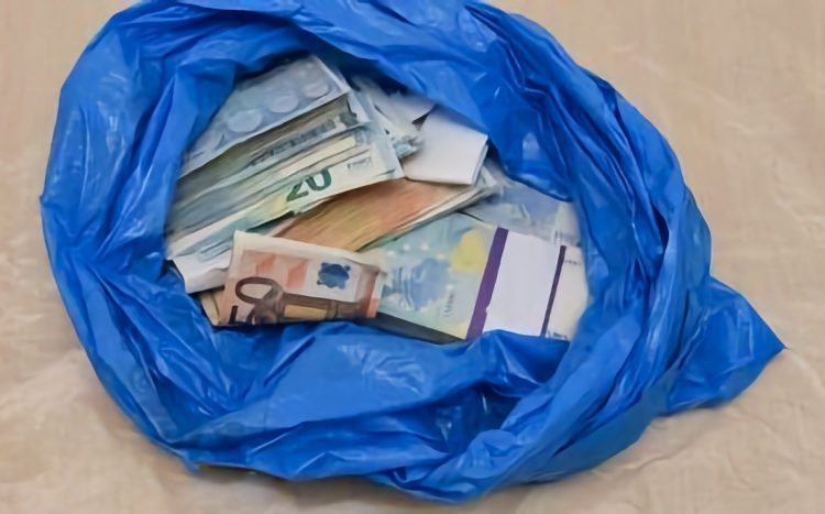 Λαρισαία πέταξε από το μπαλκόνι σακούλα με 25.000 ευρώ!