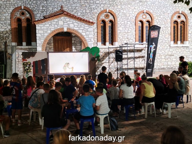 Βραδιά γεμάτη γέλιο στην πλατεία Φαρκαδόνας με μια μοναδική παράσταση θεάτρου σκιών με τον αγαπημένο ήρωα Καραγκιόζη