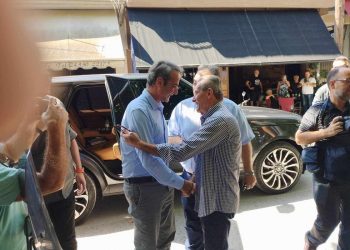 Ο Θεοδώρου υποδέχθηκε τον Μητσοτάκη στην πλατεία της Φαρκαδόνας