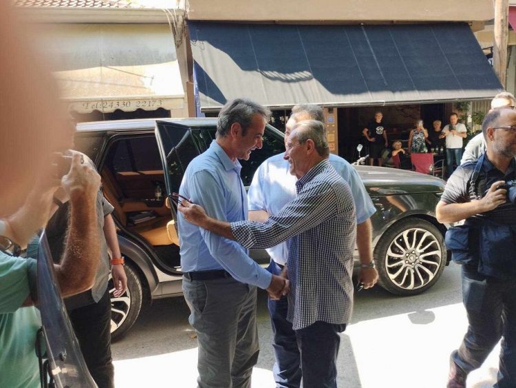 Ο Θεοδώρου υποδέχθηκε τον Μητσοτάκη στην πλατεία της Φαρκαδόνας