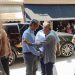 Ο Θεοδώρου υποδέχθηκε τον Μητσοτάκη στην πλατεία της Φαρκαδόνας