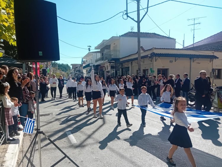ΦΑΡΚΑΔΟΝΑ | Με καμάρι και υπερηφάνεια η παρέλαση για την Εθνική Επέτειο της 28ης Οκτωβρίου 1940