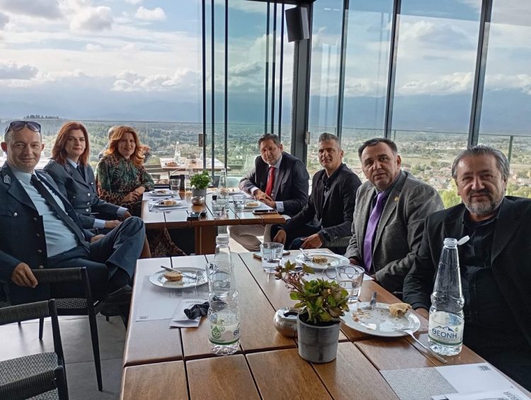Οι Τρικαλινοί Ιεροψάλτες δίπλα στους Αστυνομικούς