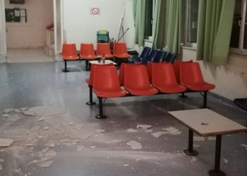 ΚΑΤ: Έπεσε ταβάνι στο διάδρομο του νοσοκομείου – Από τύχη δεν χτύπησαν ασθενείς και εργαζόμενοι