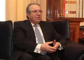 Γιώργος Μπαμπινιώτης: Τι λέμε για να χαιρετήσουμε στις 12 το μεσημέρι; “Καλησπέρα”, χαίρεται”, “γεια σας” …
