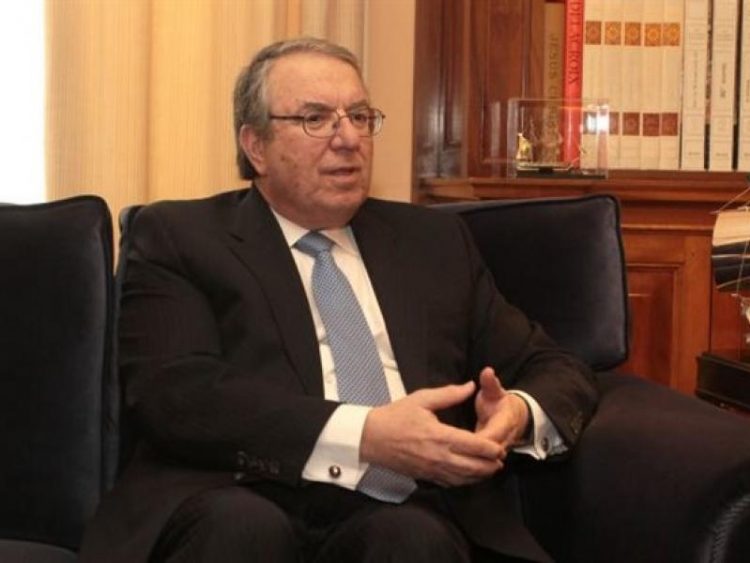 Γιώργος Μπαμπινιώτης: Τι λέμε για να χαιρετήσουμε στις 12 το μεσημέρι; “Καλησπέρα”, χαίρεται”, “γεια σας” …