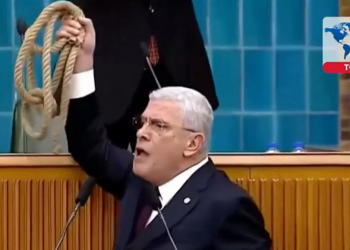 Χαμός στην τουρκική βουλή: Βγήκαν σχοινιά για… κρεμάλες!