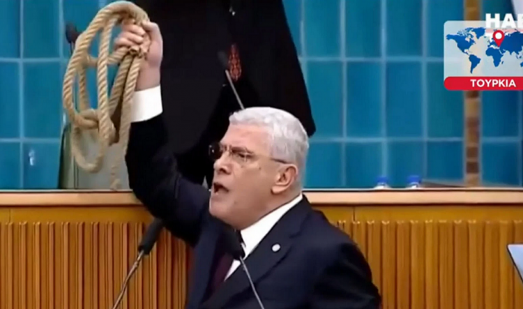 Χαμός στην τουρκική βουλή: Βγήκαν σχοινιά για… κρεμάλες!
