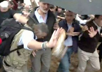 Οργή και ένταση: Πλημμυροπαθείς πέταξαν λάσπη στον βασιλιά Φίλιππο κατά την επίσκεψή τους στη Βαλένθια