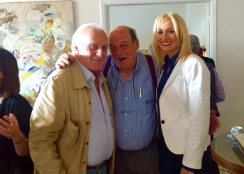 Η Χαρά Ξάνθη  αποχαιρετά τον Μανούσο Μανουσάκη