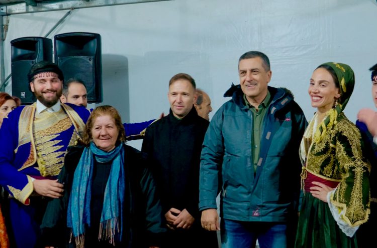 Ο Κουρέτας στο άναμμα του χριστουγεννιάτικου δέντρου  στην Μεταμόρφωση