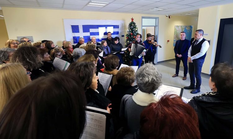 Η χορωδία «Ευεστώ» έψαλε τα κάλαντα στον Περιφερειάρχη