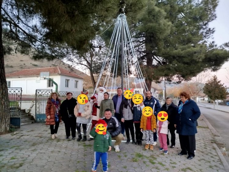 Φωταγωγήθηκε το χριστουγεννιάτικο δέντρο στην Πηνειάδα