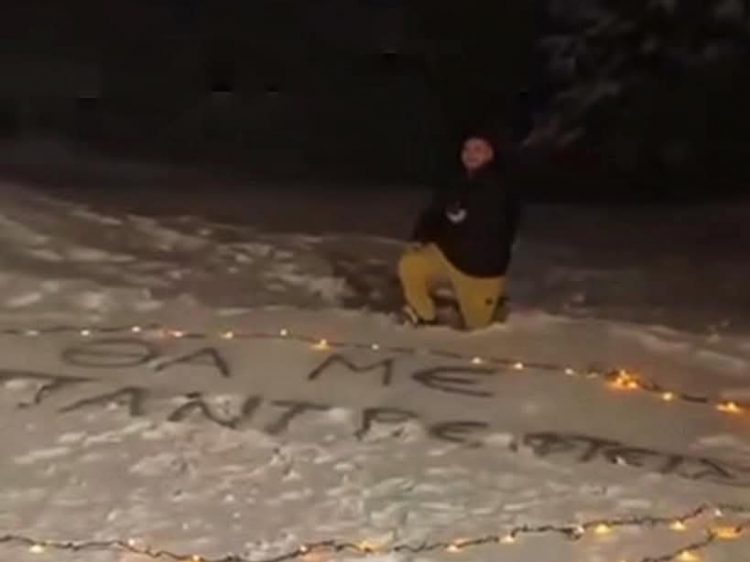 Viral η πρόταση γάμου στο χιονοδρομικό της Φλώρινας – «Θα με παντρευτείς;» έγραψε ο γαμπρός στο χιόνι