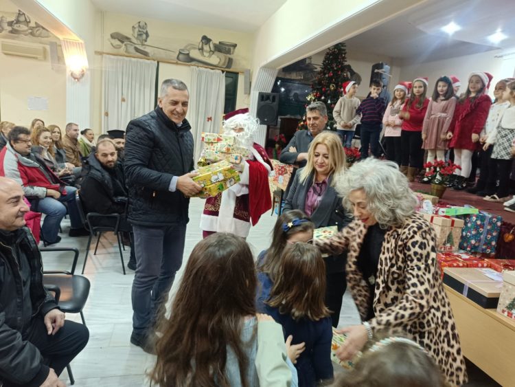 Στο άναμμα του χριστουγεννιάτικου δέντρου στα Μεγάλα Καλύβια ο Κουρέτας