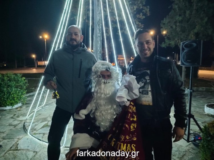 Φωταγωγήθηκε το Χριστουγεννιάτικο δέντρο στον Πετρόπορο