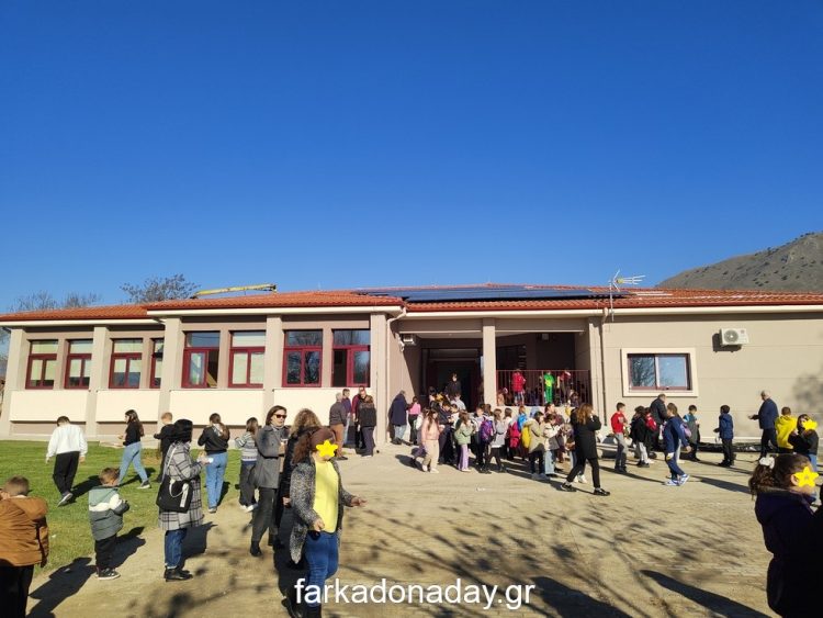 «Πλημμύρισε» με παιδικές χαρούμενες φωνές το ανακαινισμένο 2ο Δημοτικό Σχολείο Φαρκαδόνας σήμερα!
