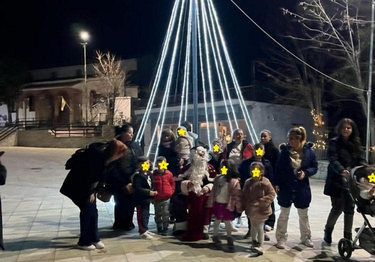 Φωταγωγήθηκε το Χριστουγεννιάτικο δέντρο στο Διάσελλο