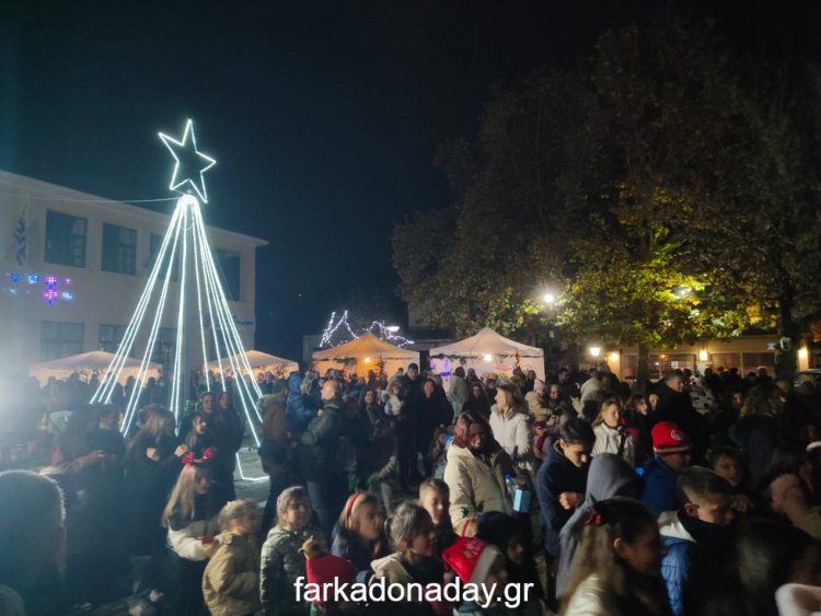 Η νύχτα έγινε μέρα στην Οιχαλία στη φωταγώγηση του χριστουγεννιάτικου δέντρου