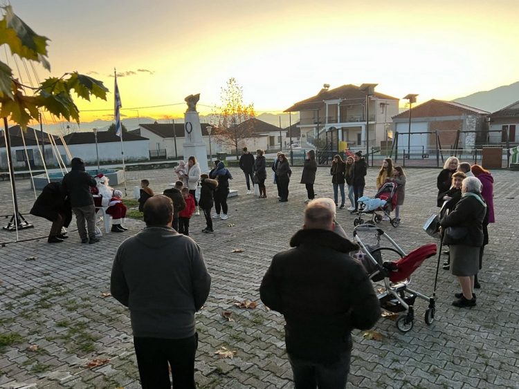 Φωταγωγήθηκε το χριστουγεννιάτικο δέντρο στην Παναγίτσα