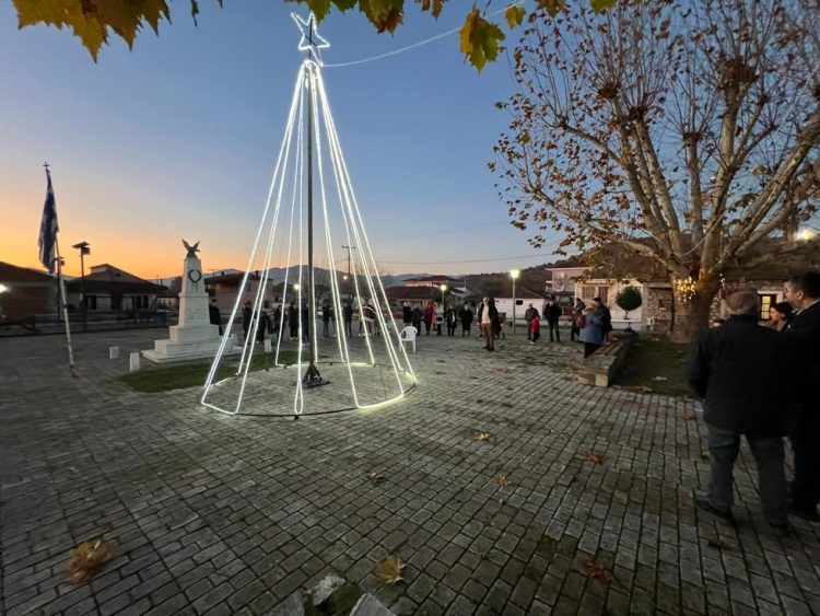 Φωταγωγήθηκε το χριστουγεννιάτικο δέντρο στην Παναγίτσα